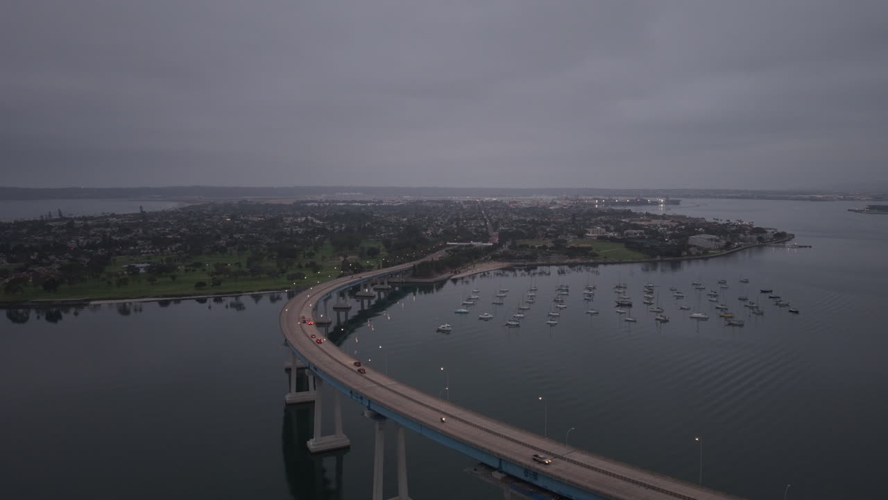 Il Coronado Bridge a San Diego, traffico sul ponte. Video realizzato con drone e isola di Coronado sullo sfondo