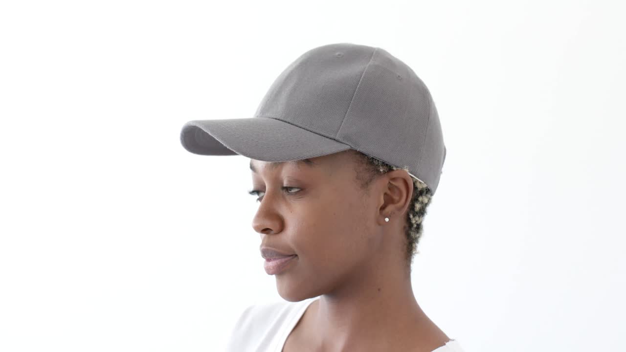 mujer afroamericana con gorra de pico gris con espacio de copia en fondo blanco