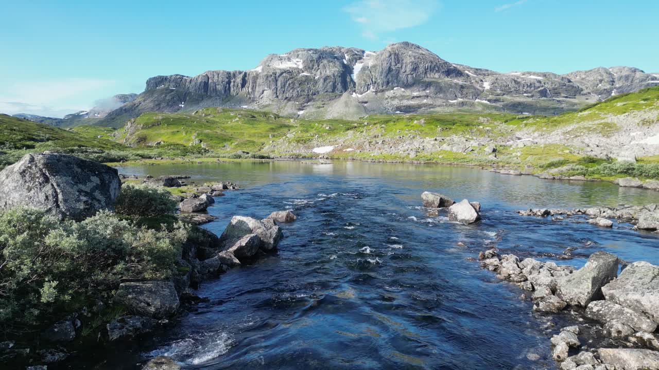 Paesaggio naturale in Norvegia - Ruscello che scorre attraverso il lago di montagna in Vestland, Vestfold og Telemark