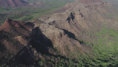 Vista-Aérea-De-Montañas-Y-Cañones-En-Brasil