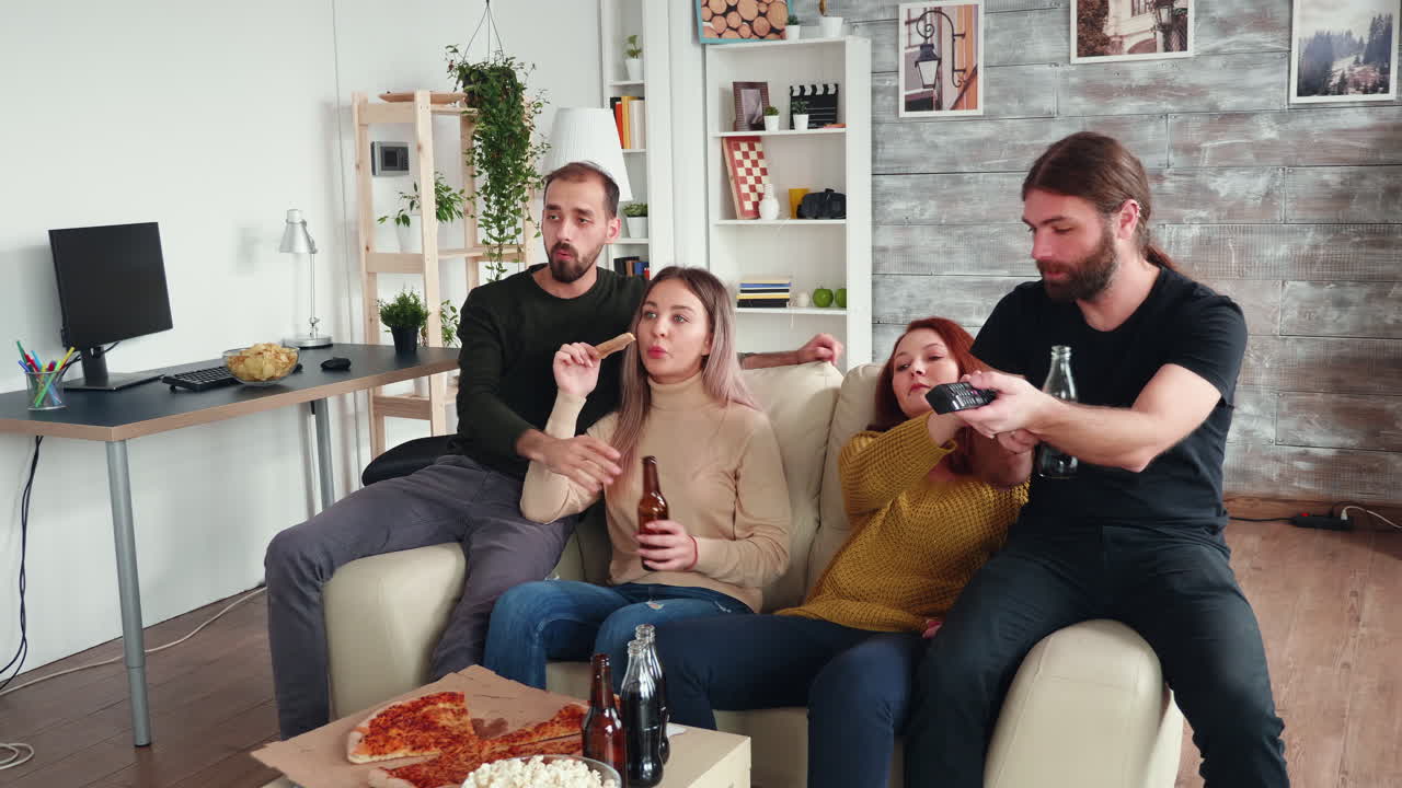 grupo de amigos cercanos disfrutando de su cerveza y pizza