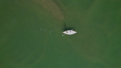 abajo de un socorrista en un remo de pie en el mar muerto