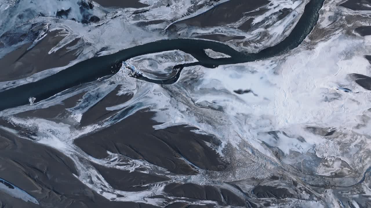 南アイスランドの氷河の川に沿ってドローンがパンする空撮。真上から見た自然の風景。
