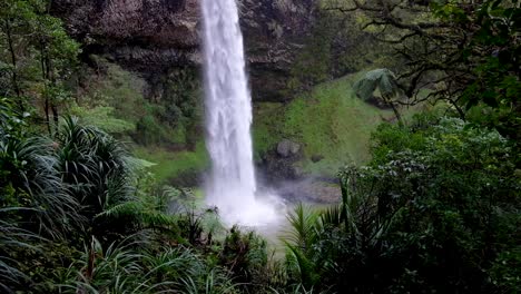 Ein-Riesiger-Wasserfall-In-Neuseeland