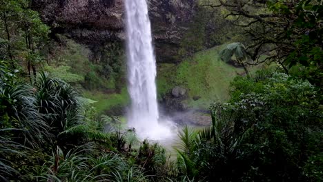 una enorme cascada de inmersión en nueva zelanda