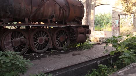 un viejo tren oxidado en la estación de tren abandonada de orient express en trípoli, norte del líbano