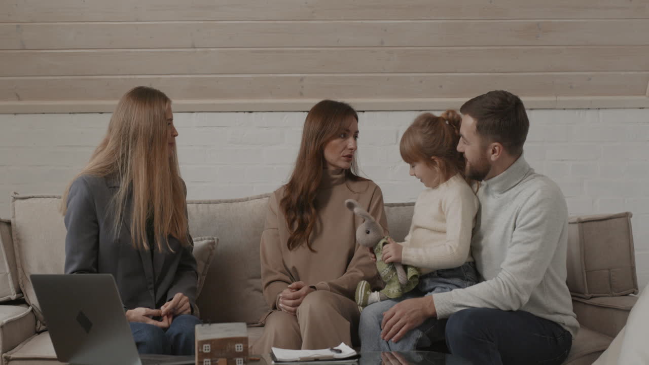 집 판매 를 하는 여자