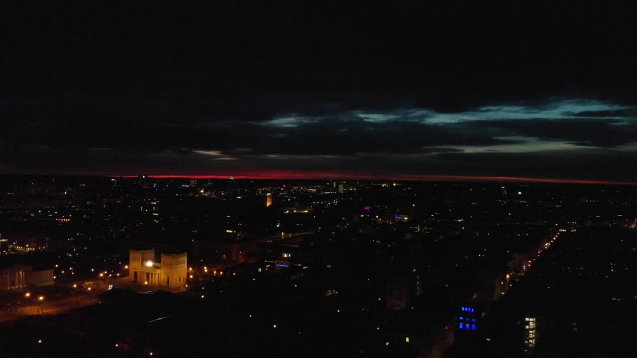 ciudad de munich de noche desde arriba con un dron dji mavic air a 4k 30fps