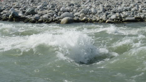 cerca de las aguas blancas de los rápidos del río en un día soleado