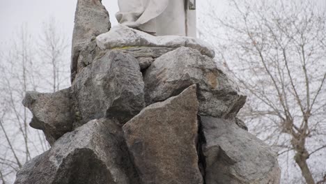 estatua de santo stefano biella marzo de 2022 inclinada hacia abajo 4k 25fps