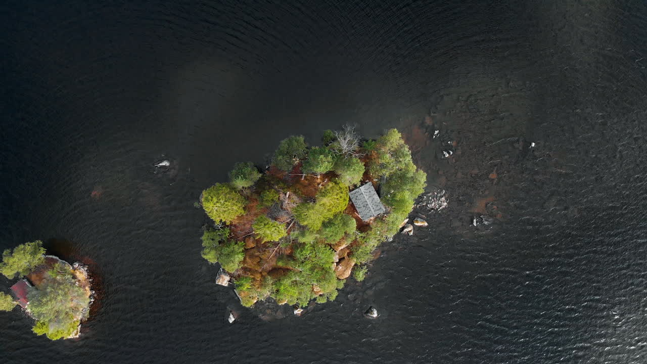 vista aérea de una pequeña isla en un lago 4k
