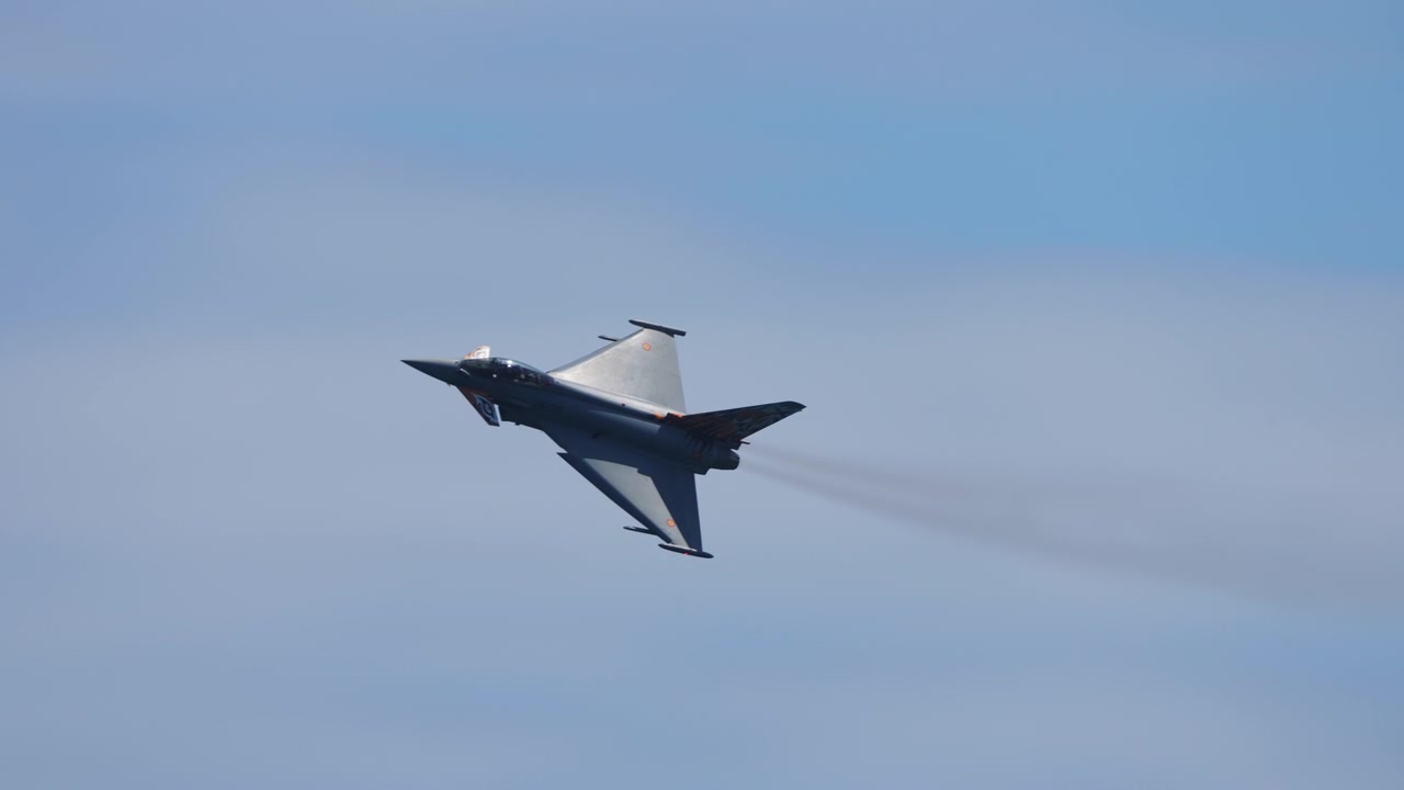 Kampfjet führt Kunstflugmanöver aus