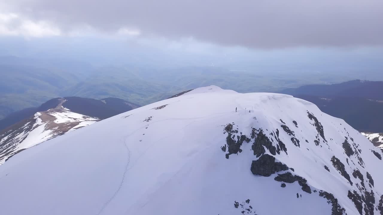 impresionante vista desde la cima de la montaña
