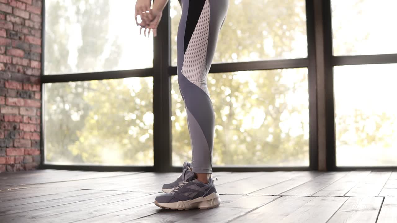 프로 스포츠 선수 들 이 여가 시간 을 활동적 인 생활 방식 에 바치고  ⁇ 이 근육 을 위한 운동 을 하는 것 의 절단 된 영상