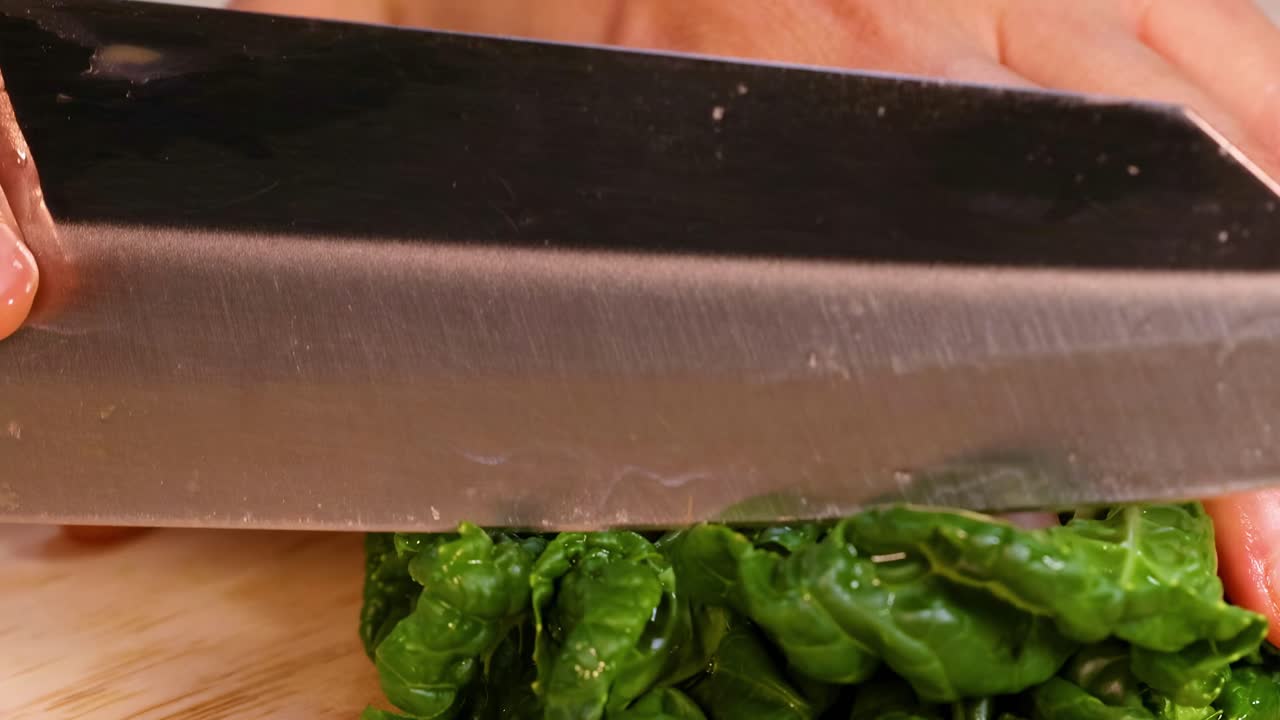 손으로 신선한 아기 보크 초이를 는 것