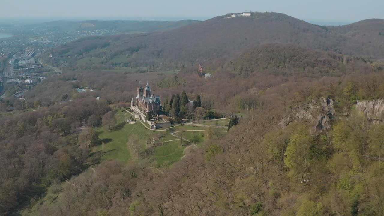 drone - toma aérea del castillo drachenburg y el río rhine siebengebirge cerca de bonn - königswinter 25p