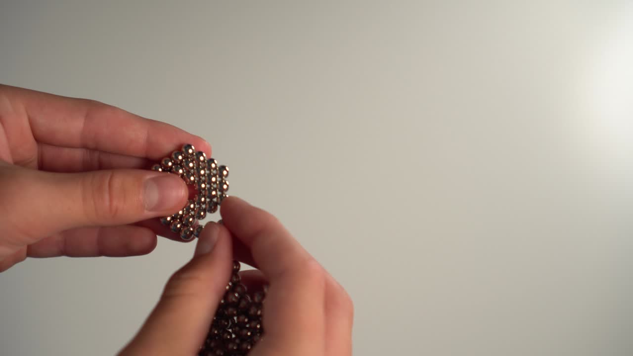 un niño juega un rompecabezas magnético de bolas