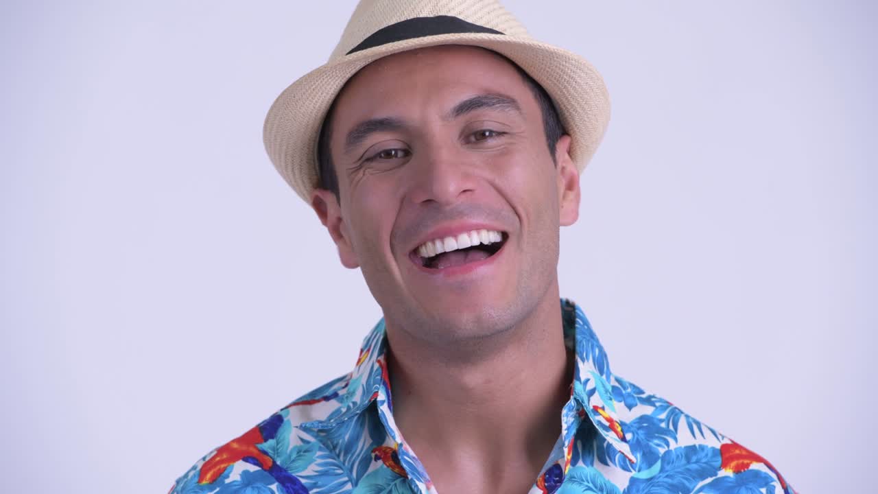 젊은 잘생긴 히스패닉 관광객이 휴가를 준비하고 있습니다.