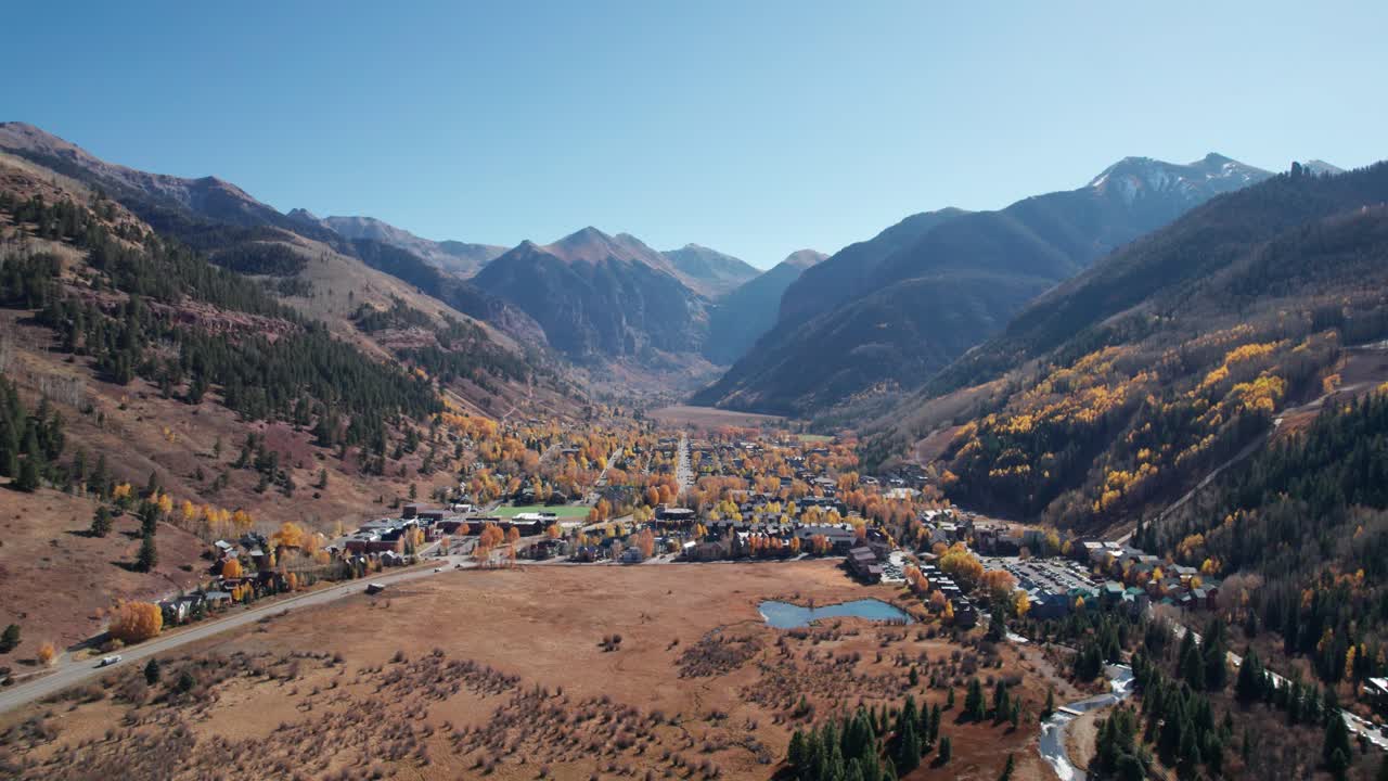 vista aérea distante de un avión no tripulado sobre telluride, ciudad de co en el otoño en un día soleado