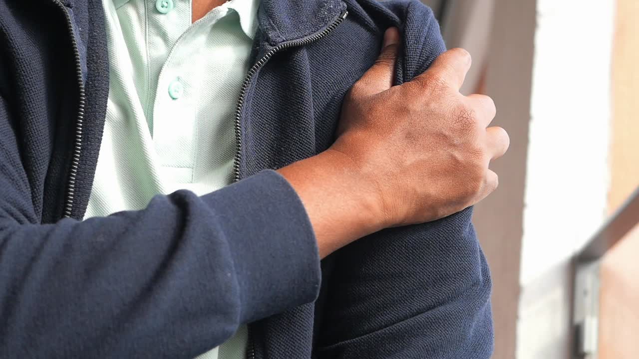hombre con dolor de hombro