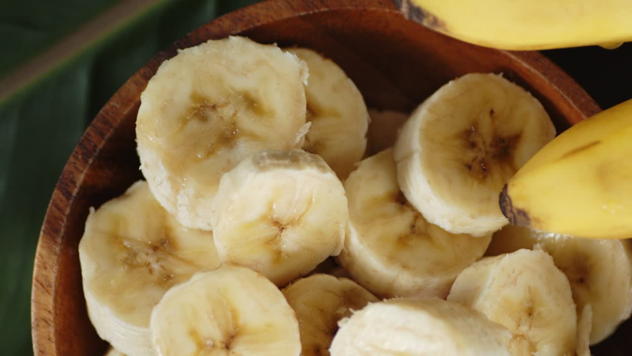 Pieces of ripe banana on the plate to slowly rotate.