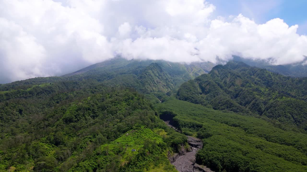 흐린 날씨에 숲 식물과 강 계곡이 있는 산의 공중 전망