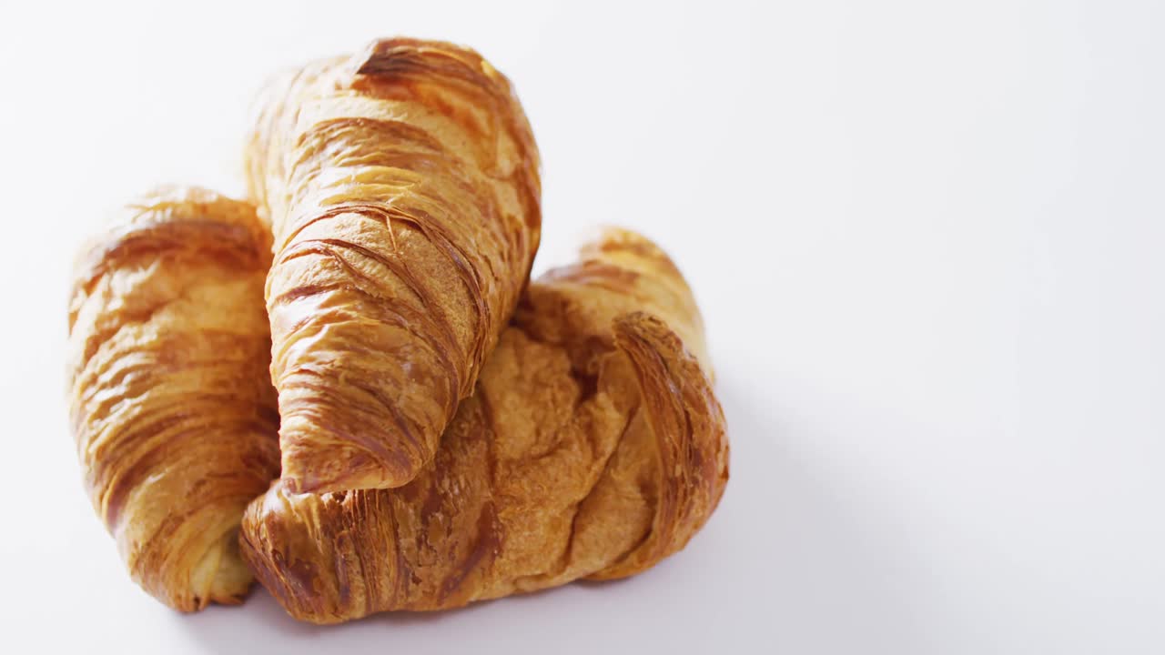 Video in primo piano di croissant con spazio per il testo su sfondo bianco