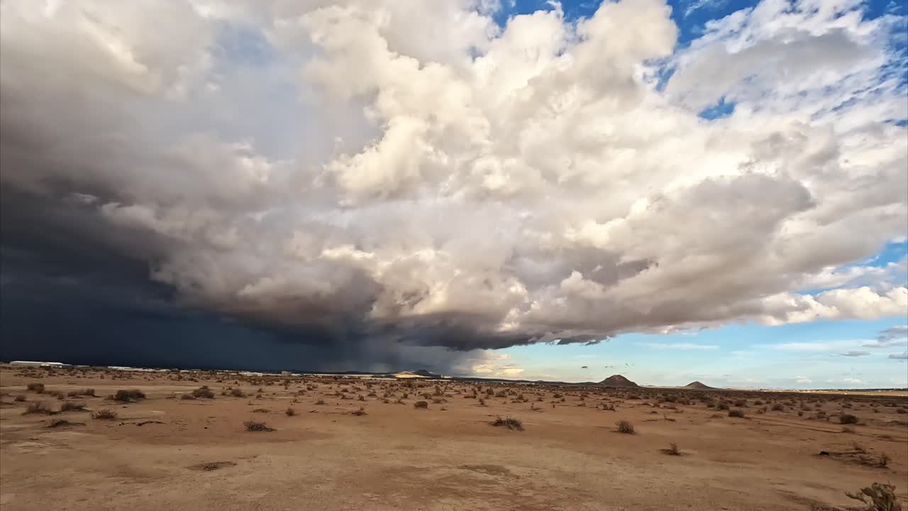 tormentas fuera de temporada en el desierto de mojave traen precipitaciones sin precedentes: paso elevado