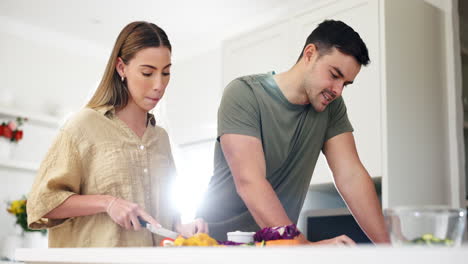 comida, dieta y una pareja cocinando en la cocina