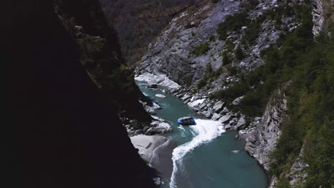 Nueva-Zelanda-Shotover-River-Jet-Boat-Canyon-Paseo-Por-El-Río-Con-Amigos-Teniendo-Una-Aventura-En-El-Río-Caudaloso