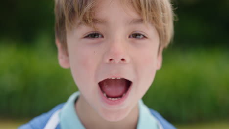 Retrato-De-Un-Niño-Lindo-Haciendo-Muecas-Divirtiéndose-Niño-Feliz-Disfrutando-Haciendo-Expresiones-Tontas-En-El-Parque-Soleado-4k