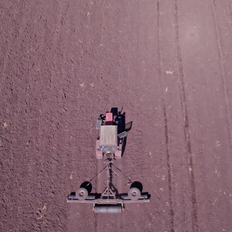 vista aérea de un tractor arando un campo