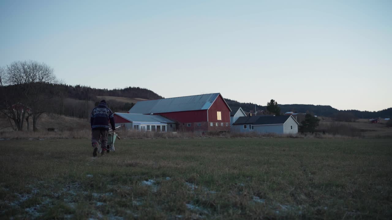 한 남자 가 불타는 나무를 옮기기 위해 바바를 사용 하고 있다 - 정적