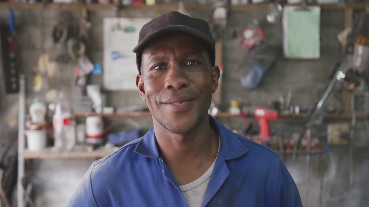 hombre africano mirando a la cámara