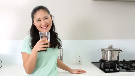 Mujer-Sonriente-Bebiendo-Un-Vaso-De-Agua