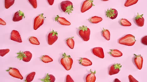 patrón de alimentos saludables creativos con fresas orgánicas dulces en fondo rosa pastel. dejar de moverse plana