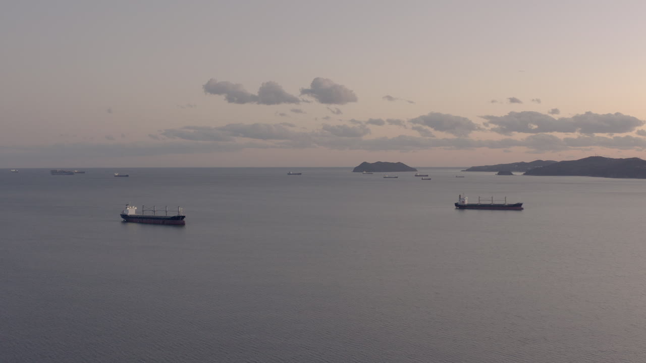 저녁 정박지의 일반 화물선, 극동, 러시아