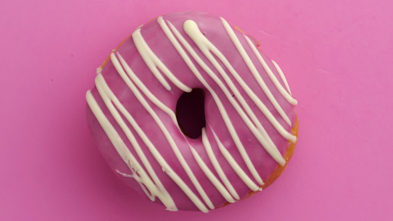 el donut glazado de primer plano.