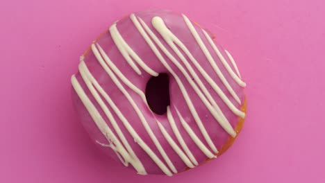 el donut glazado de primer plano.