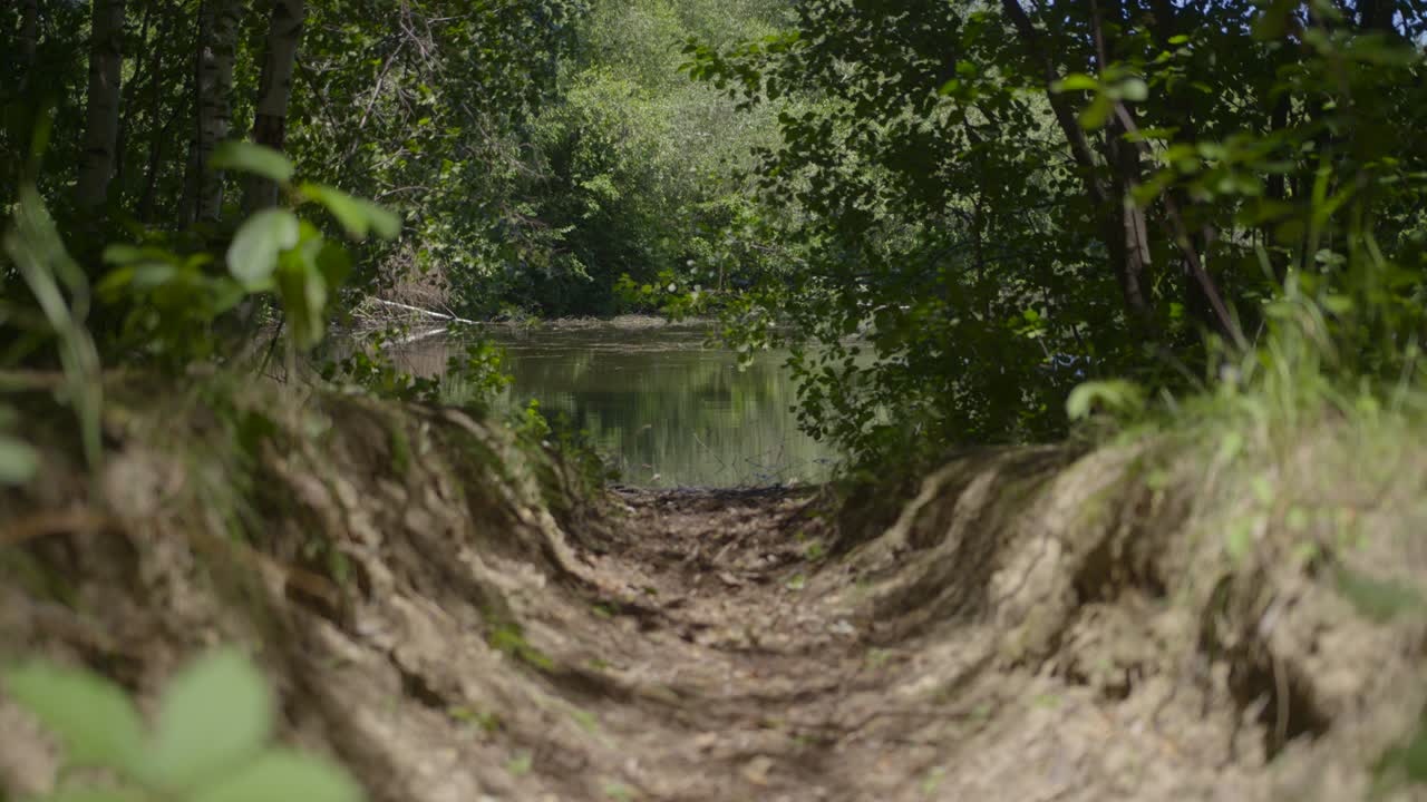 canal de drenaje vacío hacia el lago 1 centrarse en el lago