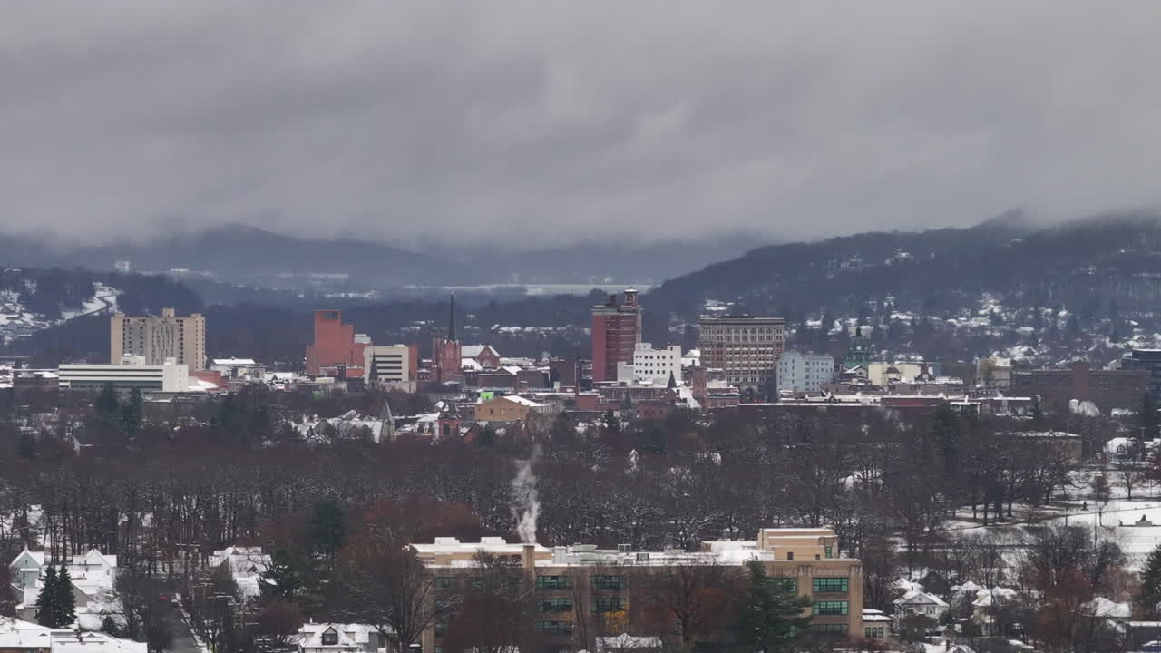 vista aérea del centro de binghamton en un día de invierno.