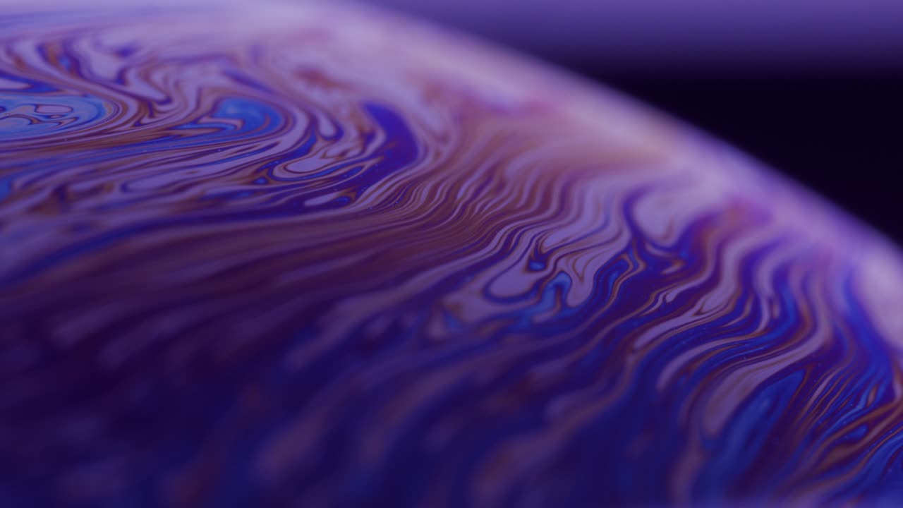 hermoso primer plano de la burbuja de jabón con rayas púrpuras