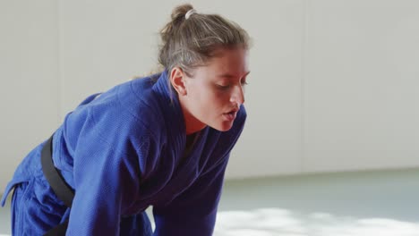 judoka cansado y respirando después del entrenamiento
