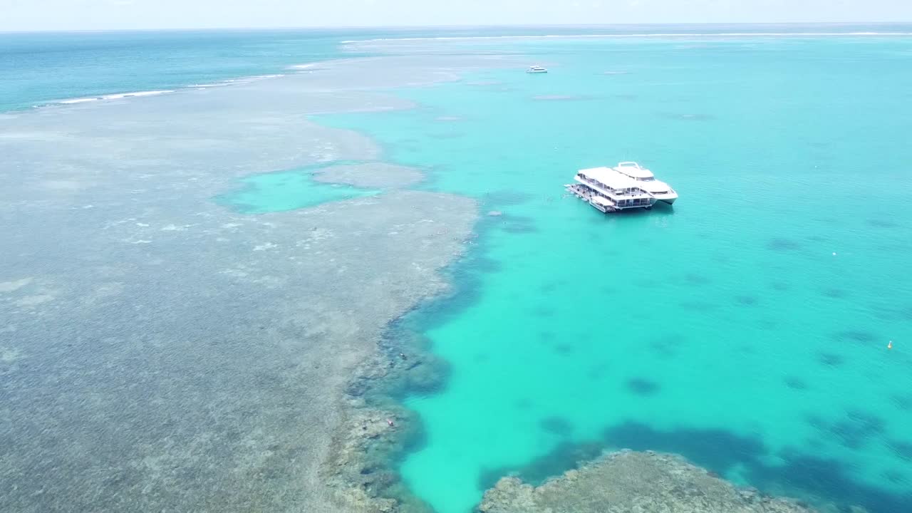호주의 그레이트 배리어 리프에 있는 레이디 머스그레이브 섬 주변의 산호를 무인 항공기로 공중에서 본 모습
