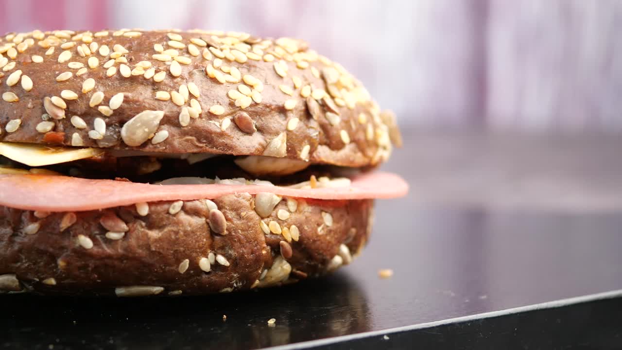 Sandwich con jamón y queso