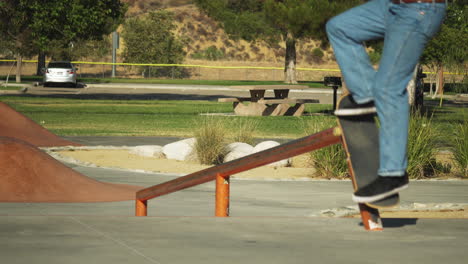 Skateboarder-Probt-Tricks---Mittlerer-Schuss,-Der-Von-Der-Kamera-Weg-Skatet