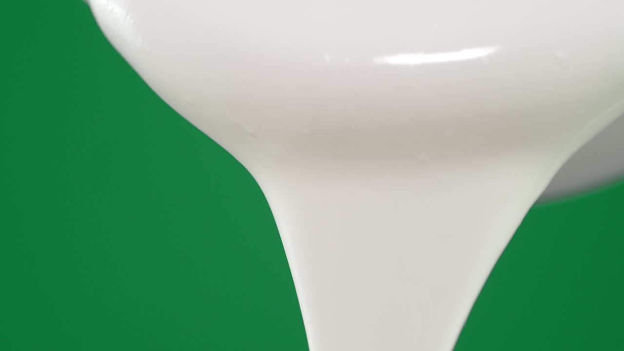 сливки, вылитые из миски.