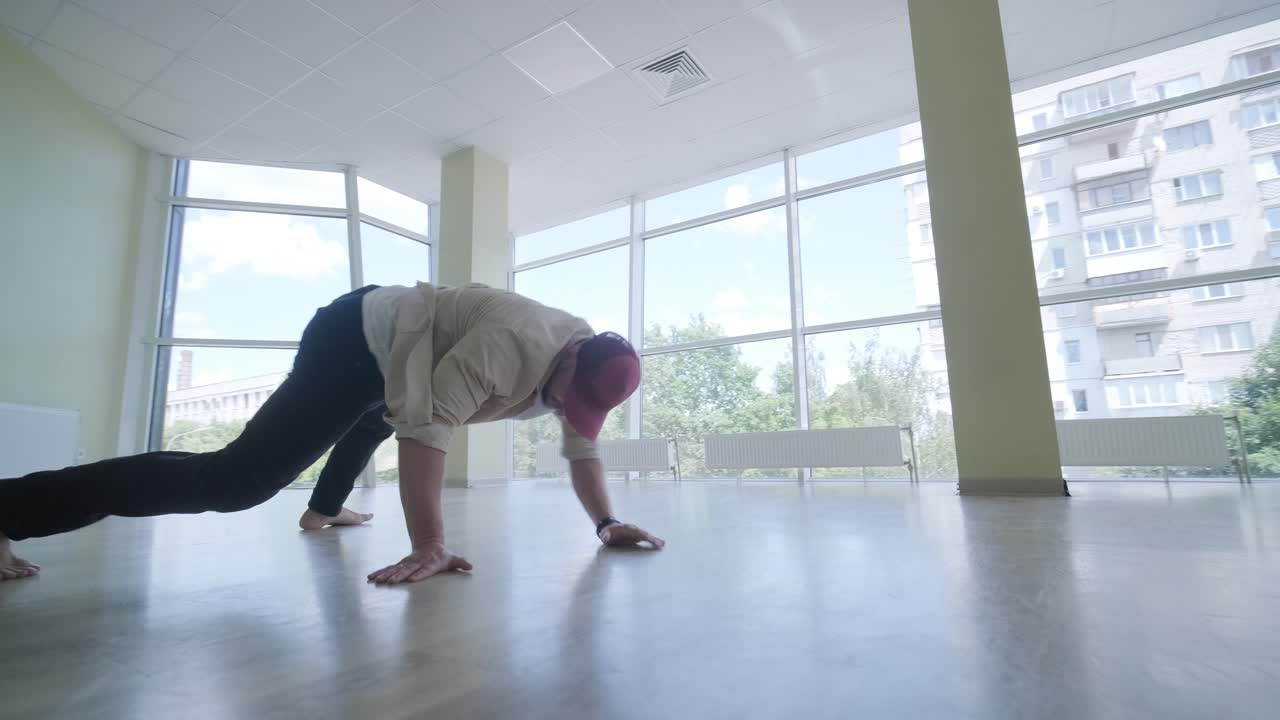 hombre bailando breakdance en un estudio moderno