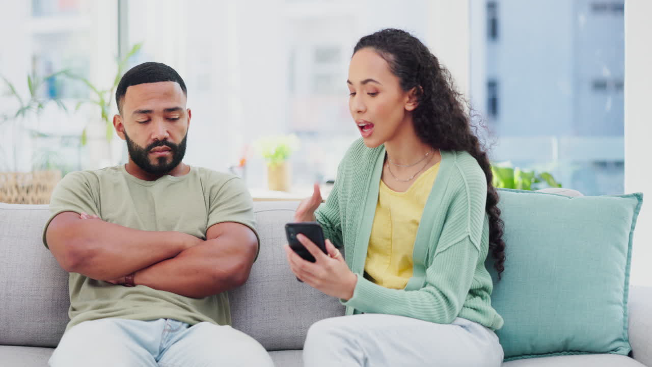 pareja, teléfono y discuten sobre el engaño en casa