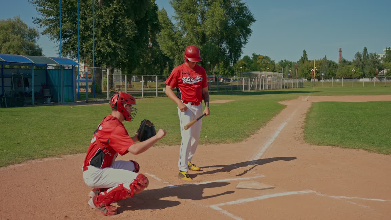 Giocatori di baseball sul campo
